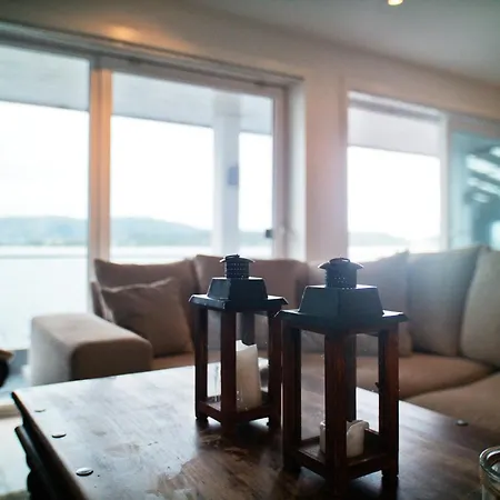 Prázdninový dům Waterfront House With Spectacular Ocean View